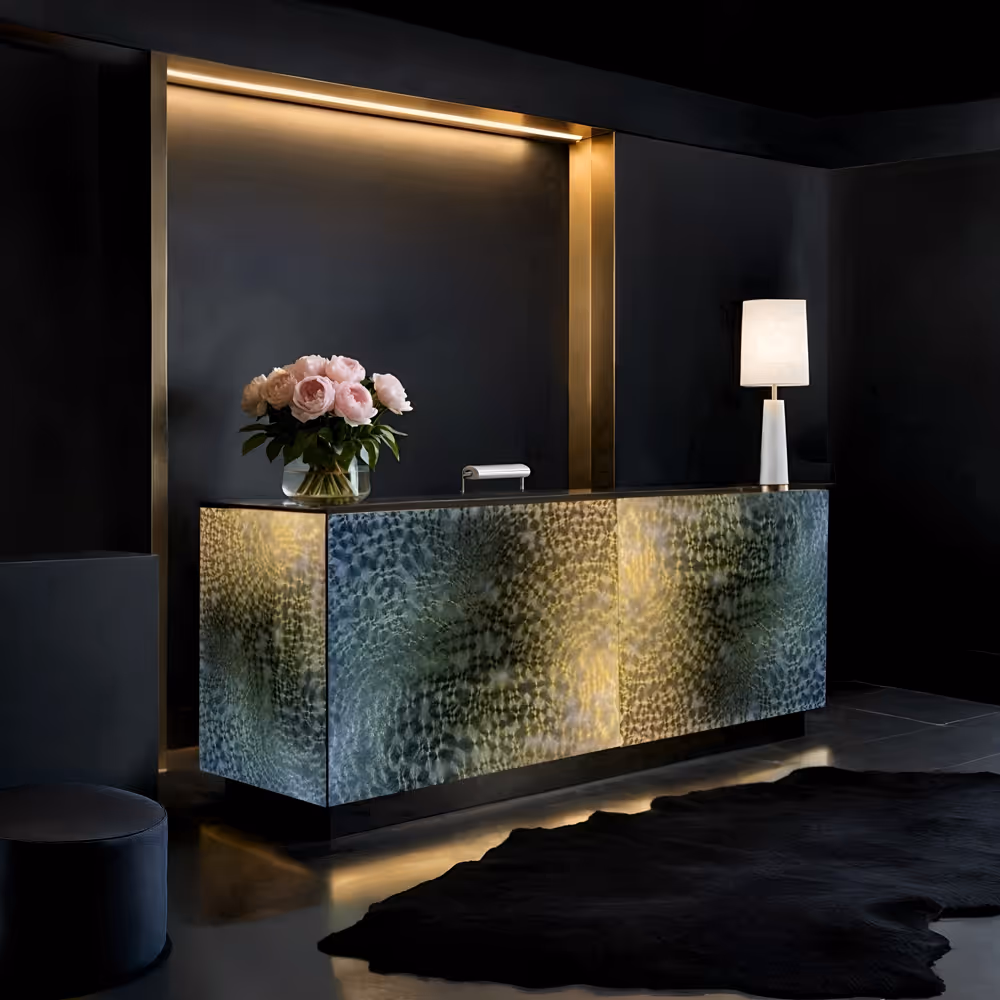 Comptoir élégant MOLTENI-VERNICI avec peintures spéciales et roses délicates