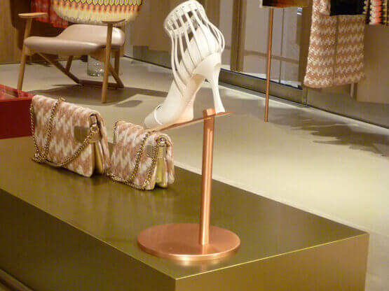 Vitrine MOLTENI-VERNICI présentant une chaussure spéciale et des peintures élégantes