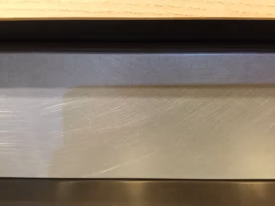 Detalle de acabados metálicos MOLTENI-VERNICI con texturas sutiles y elegantes