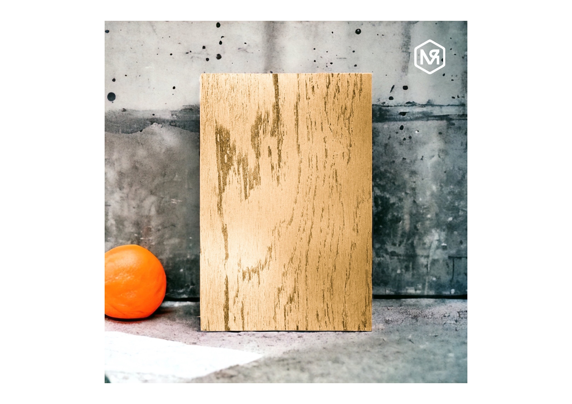 MOLTENI-VERNICI: Never-before-seen special metals paint on textured wood