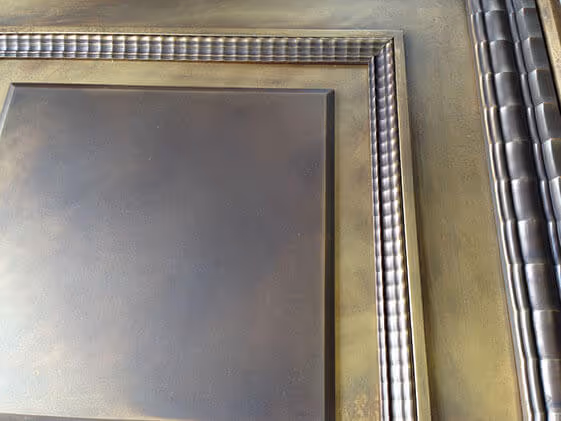 Marco metálico dorado, pintura especial Molteni-Vernici con textura elegante