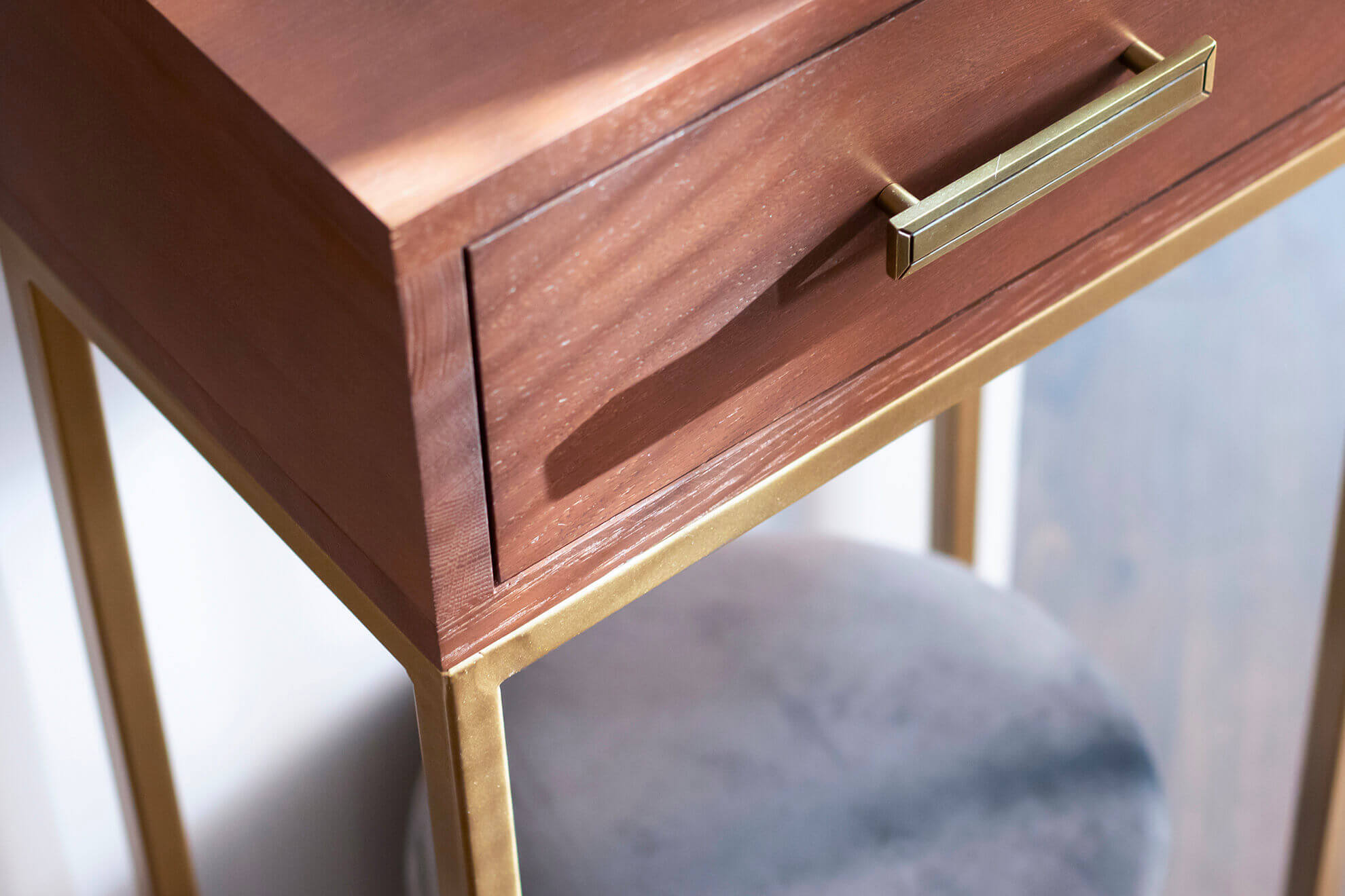 Détail d'un meuble MOLTENI-VERNICI avec vernis transparent et poignée dorée