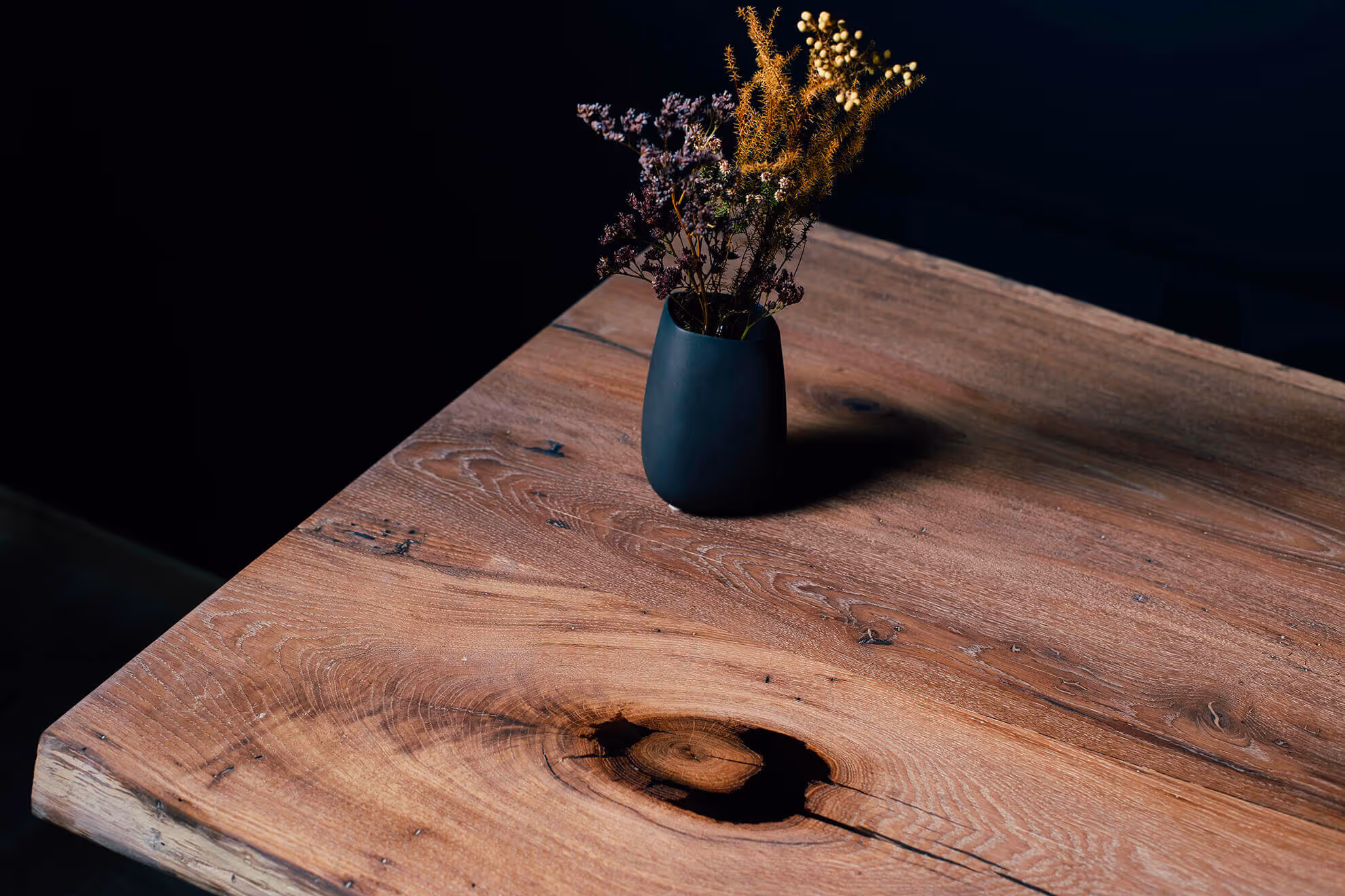 MOLTENI-VERNICI Spezialfarben: Dunkle Vase mit getrockneten Blumen auf Holztisch