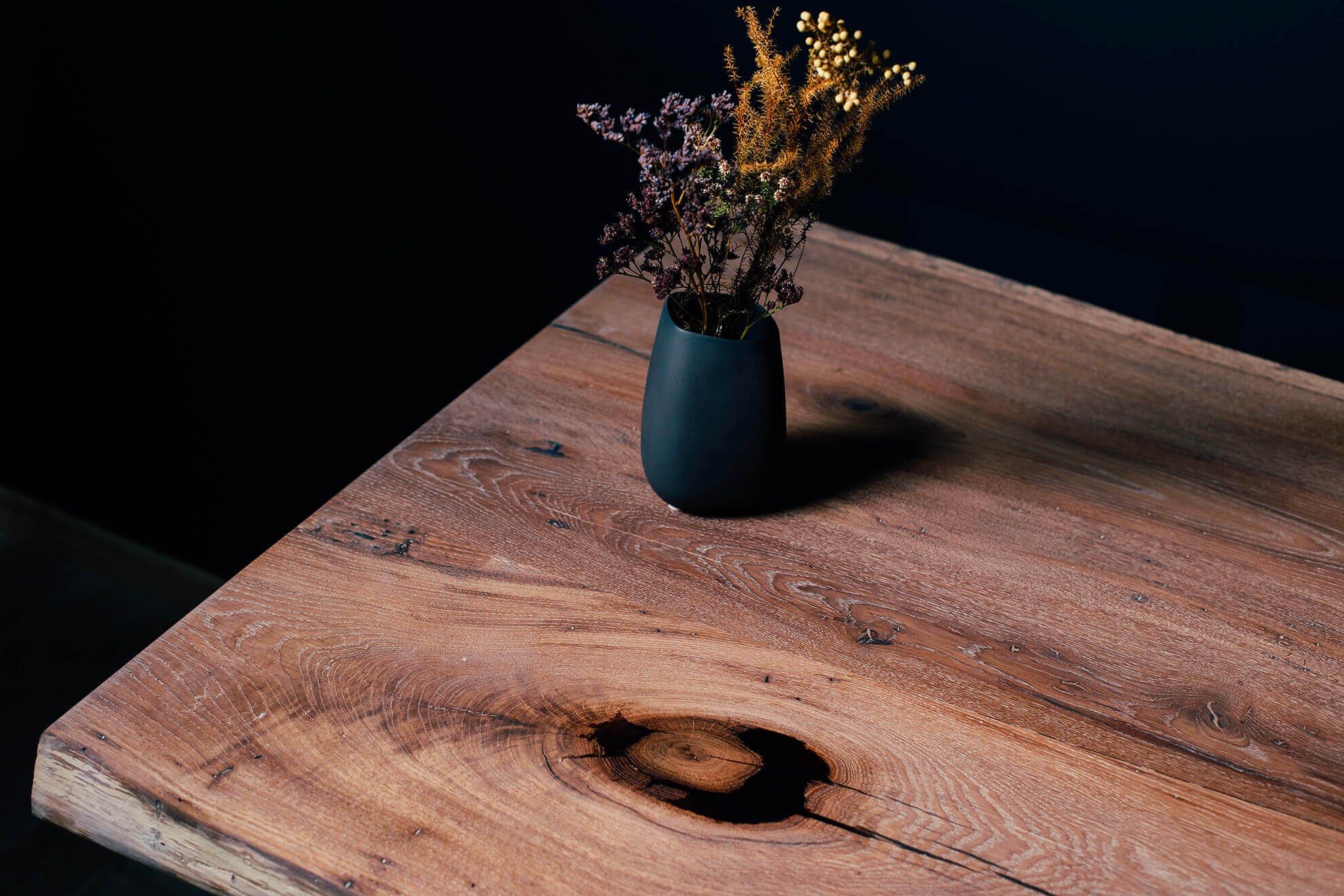 Vase bleu foncé avec fleurs séchées sur table en bois MOLTENI-VERNICI vernis transparent