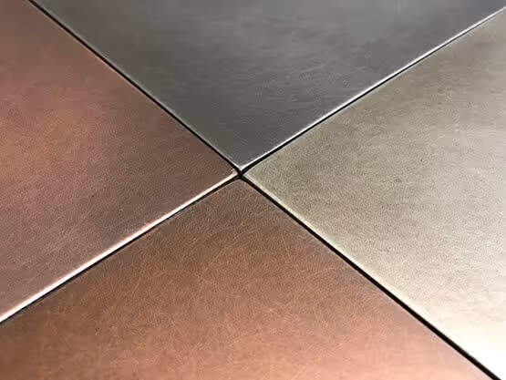 Acabados especiales MOLTENI-VERNICI con baldosas metálicas de diferentes tonos