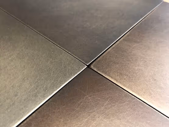 Acabados especiales de MOLTENI-VERNICI en superficies metálicas geométricas