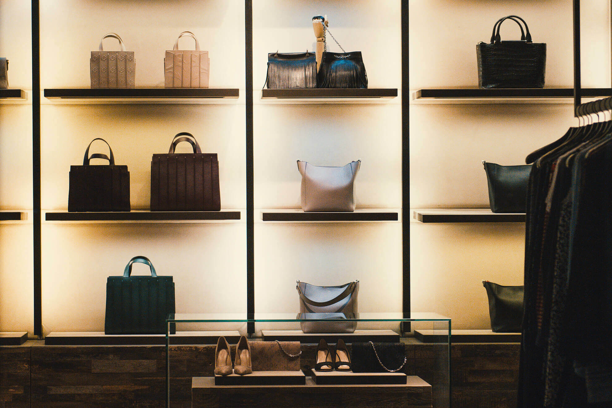 Étagères MOLTENI-VERNICI avec sacs et chaussures, vernis transparent élégant