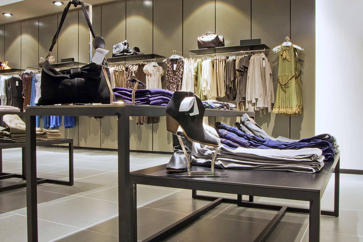 Boutique élégante avec des vêtements MOLTENI-VERNICI, peintures spéciales exposés