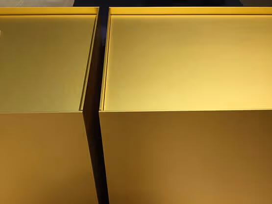 MOLTENI-VERNICI Speziallacke: Goldene Metalloberfläche mit präziser schwarzer Kante