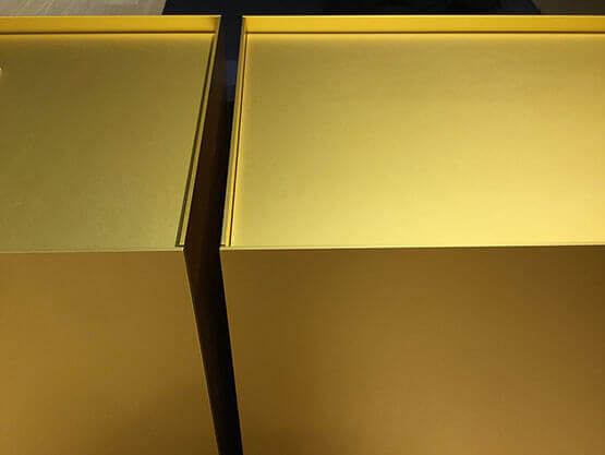 MOLTENI-VERNICI Speziallacke: Goldene Metalloberfläche mit präziser schwarzer Kante