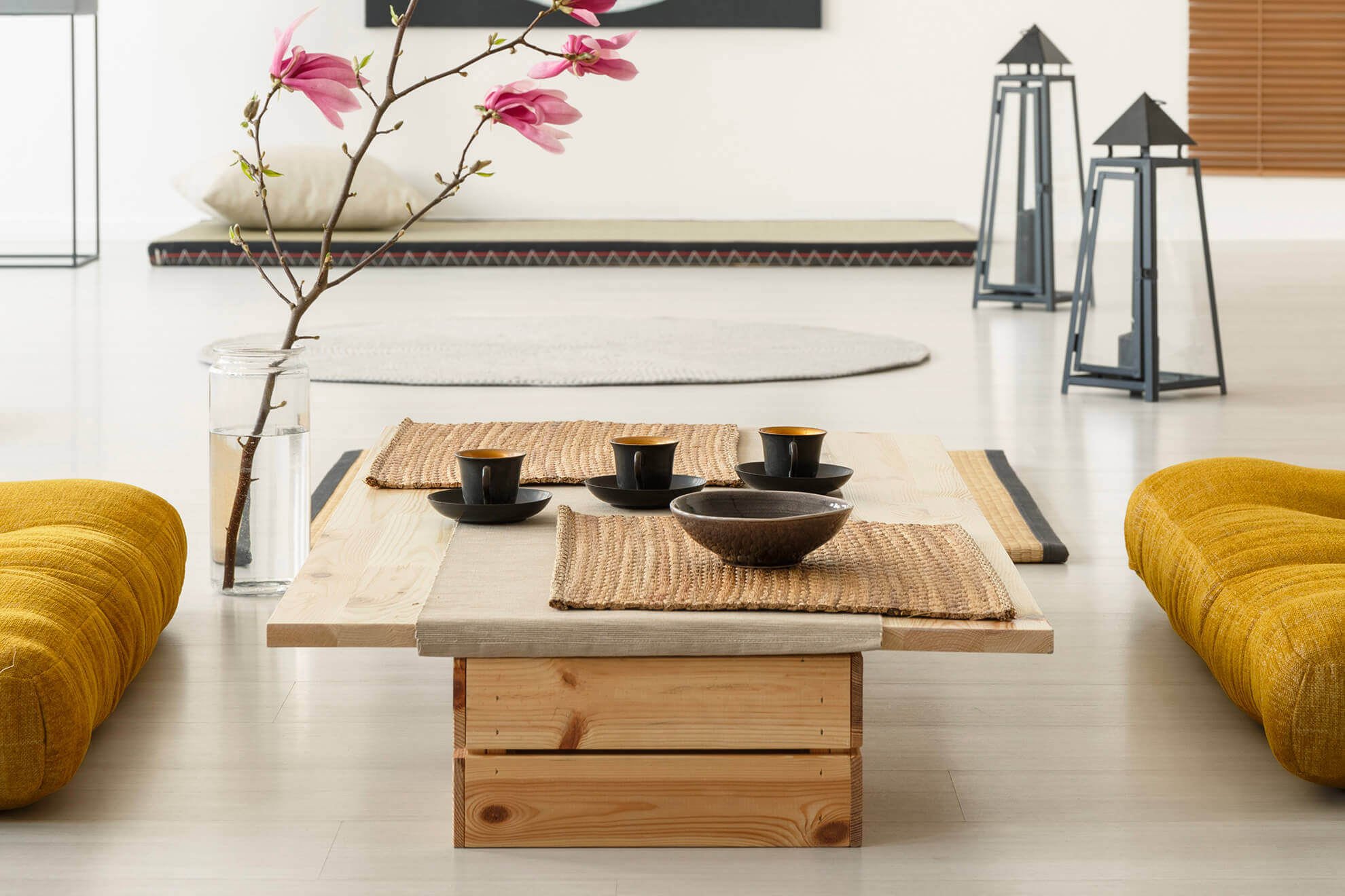 Table basse en bois MOLTENI-VERNICI avec tasses à café et fleurs de magnolia