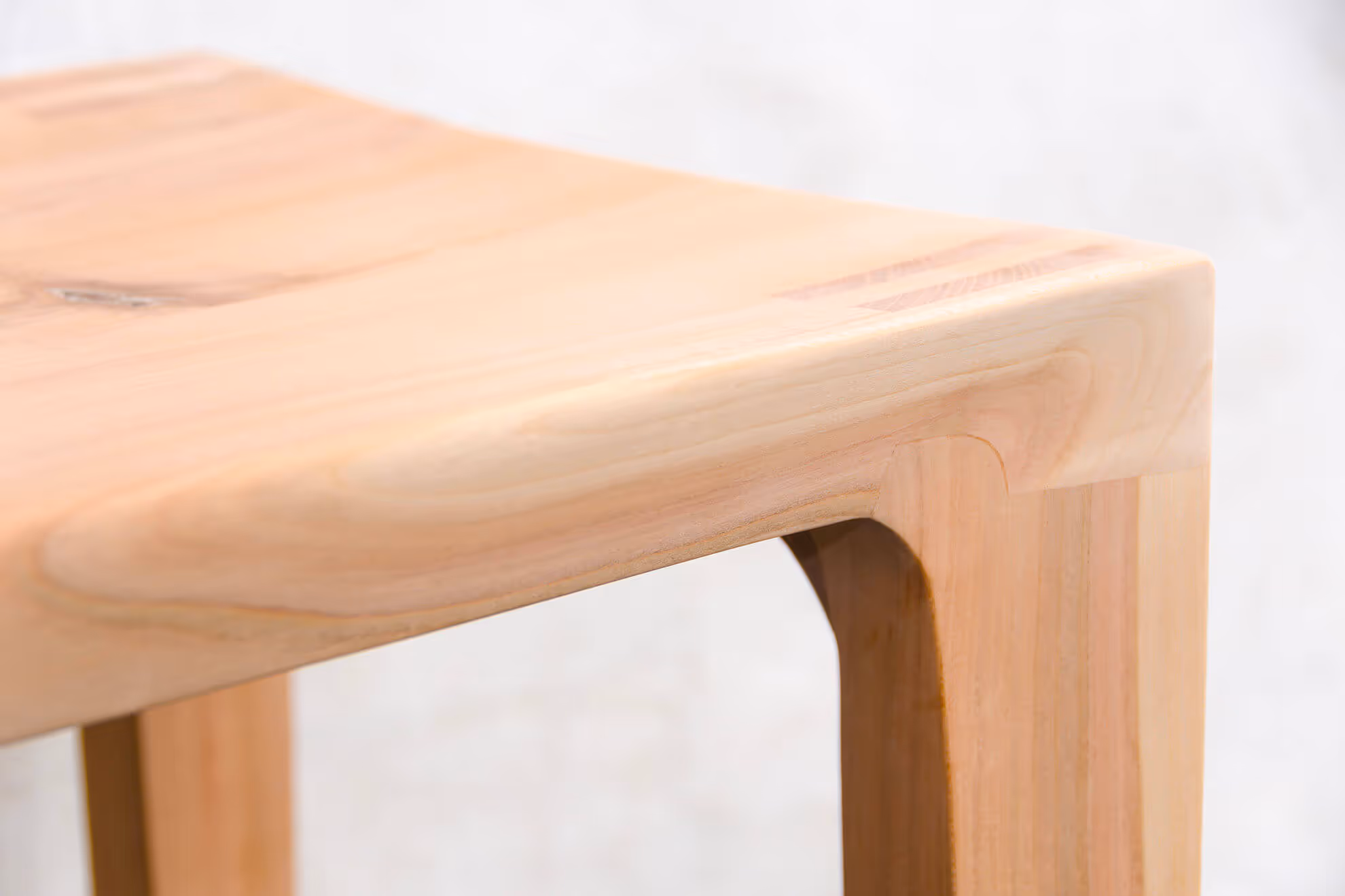 Hölzerne Ecke eines minimalistischen Tisches, MOLTENI-VERNICI Spezialfarben