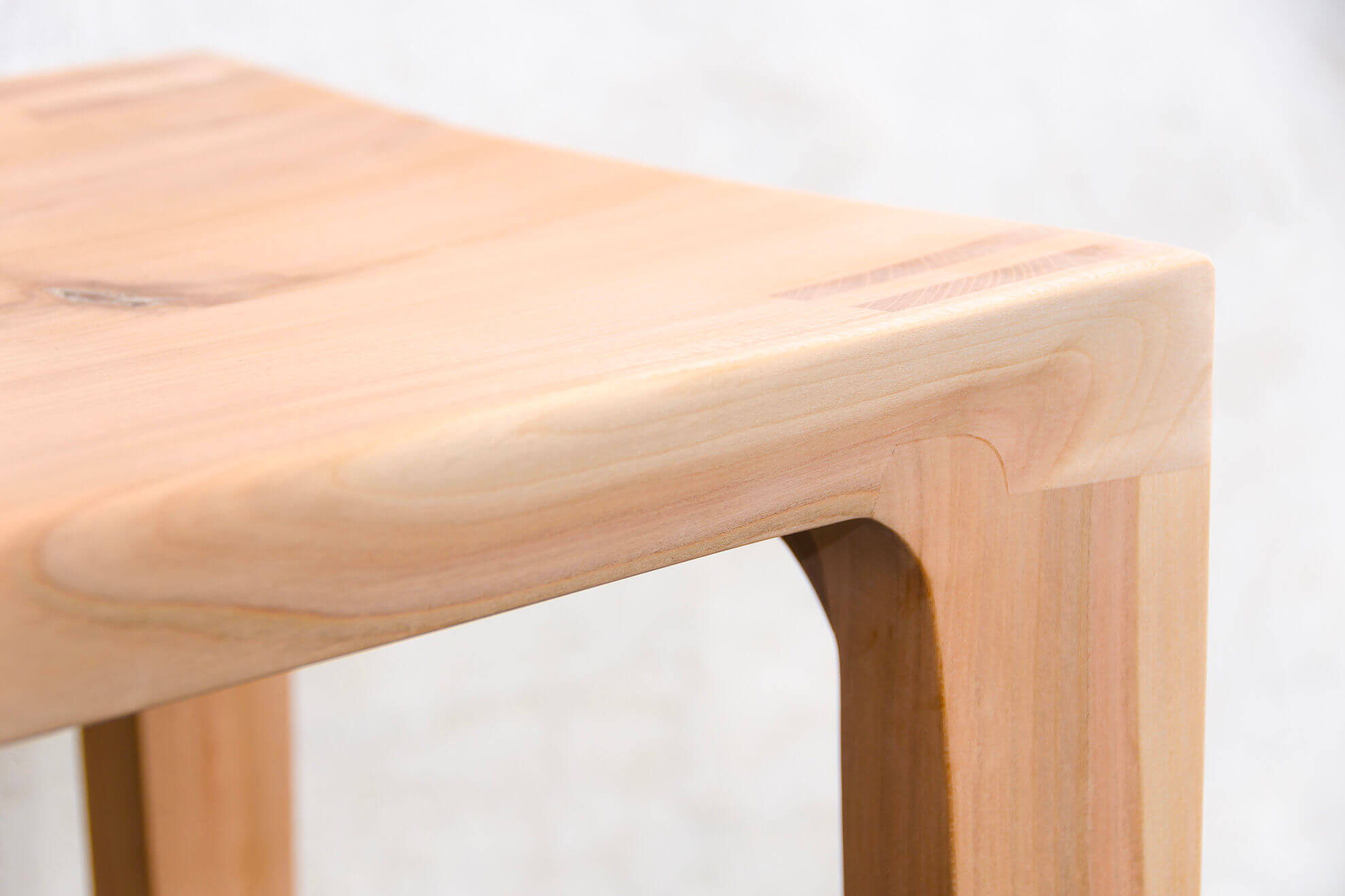 Table en bois naturel MOLTENI-VERNICI avec vernis transparent élégant