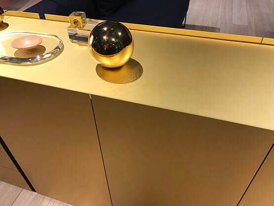 MOLTENI-VERNICI "Speziallacke" goldene Kugel auf glänzender gelber Oberfläche