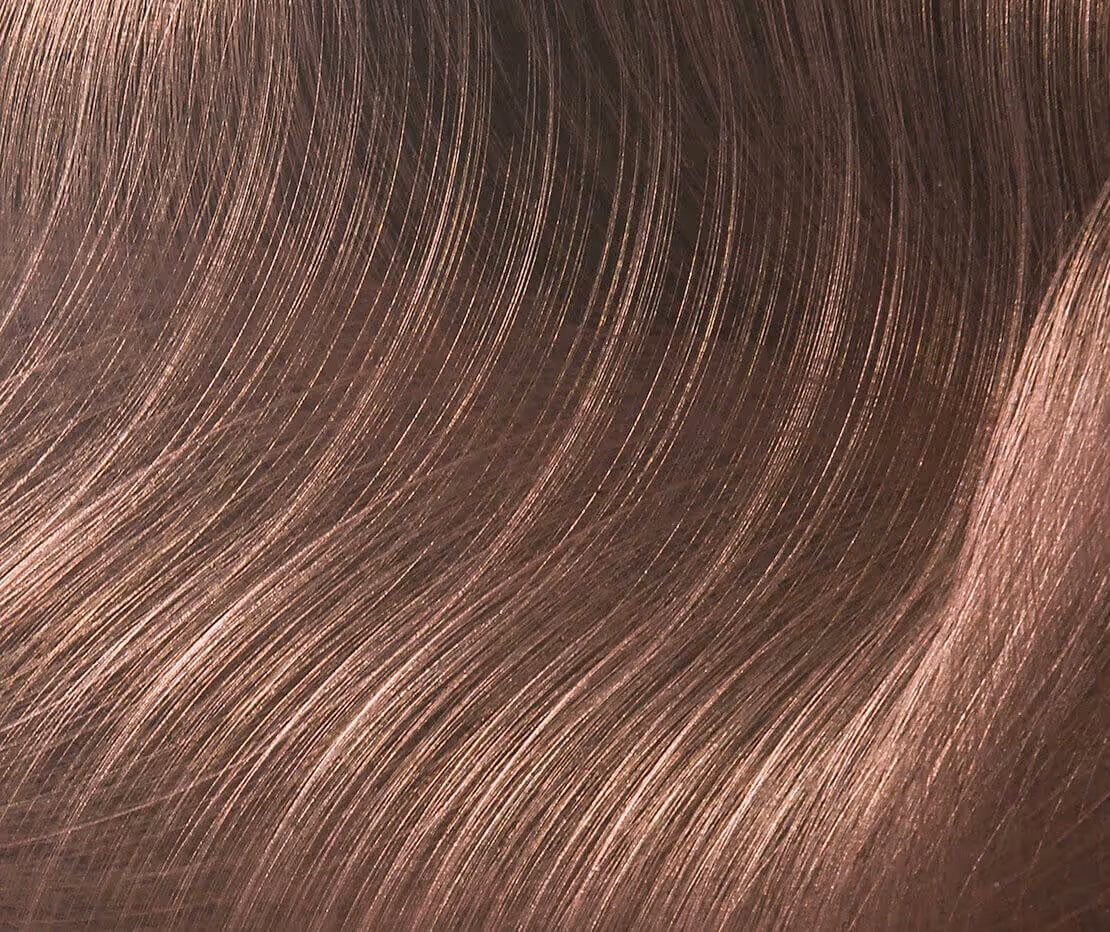 MOLTENI-VERNICI acabados: Primer plano de cabello sedoso marrón ondulado