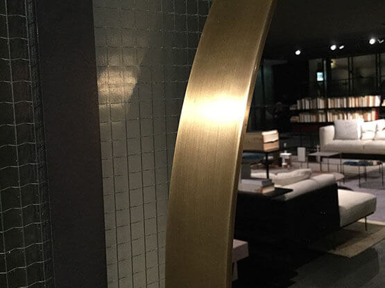 MOLTENI-VERNICI Speziallacke: Goldener Bogen in minimalistischem Wohnraum