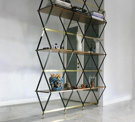 MOLTENI-VERNICI Speziallacke: Modernes Bücherregal mit Büchern und Dekorationen