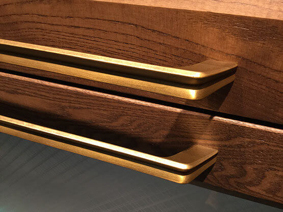 MOLTENI-VERNICI Speziallacke: Goldene Kanten auf dunklem Holz, elegant präzise