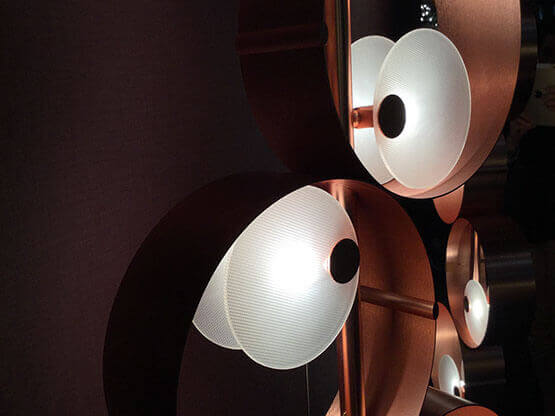 MOLTENI-VERNICI Speziallacke: Moderne Kupfer-Stehlampen mit weißen Diffusoren