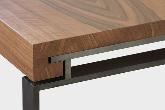 MOLTENI-VERNICI Speziallacke auf Holztisch mit moderner Metallverbindung