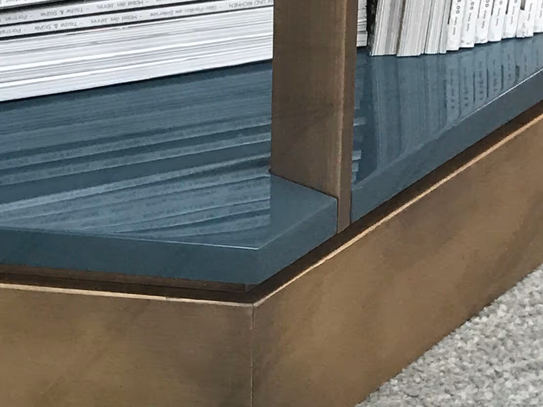 Peintures spéciales MOLTENI-VERNICI sur un coin de meuble élégant