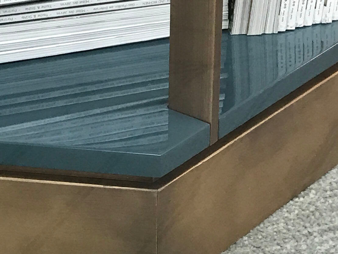 Peintures spéciales MOLTENI-VERNICI sur un coin de meuble élégant