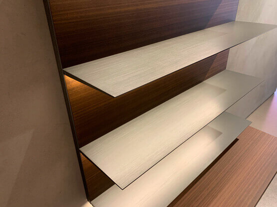 MOLTENI-VERNICI Speziallacke: Moderne Holzregale mit minimalistischem Design