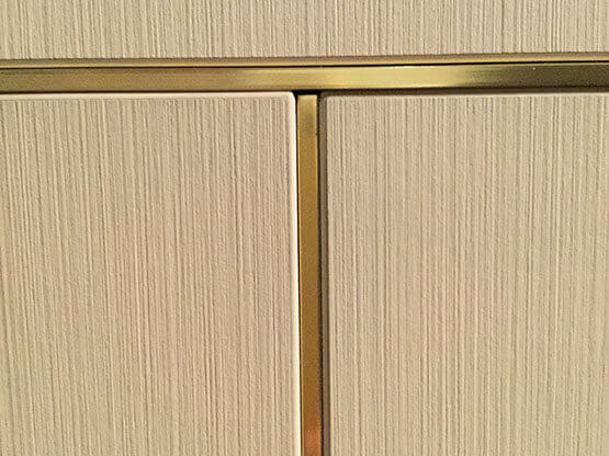 MOLTENI-VERNICI Speziallacke: Goldene Zierleiste auf beige gestreifter Oberfläche