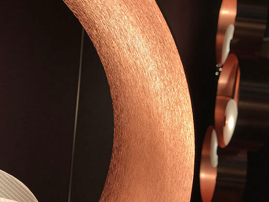 MOLTENI-VERNICI Speziallacke: Gebogene Kupferfläche mit metallischer Textur