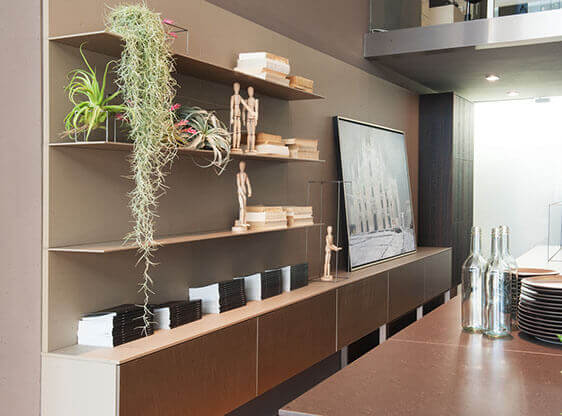 MOLTENI-VERNICI Speziallacke: Moderne Regale mit Pflanzen und Deko in elegantem Raum