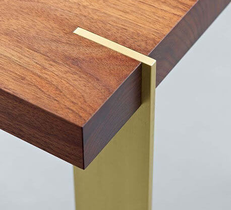 MOLTENI-VERNICI Speziallacke: Holztisch mit goldgelber Metallfuge in elegantem Design