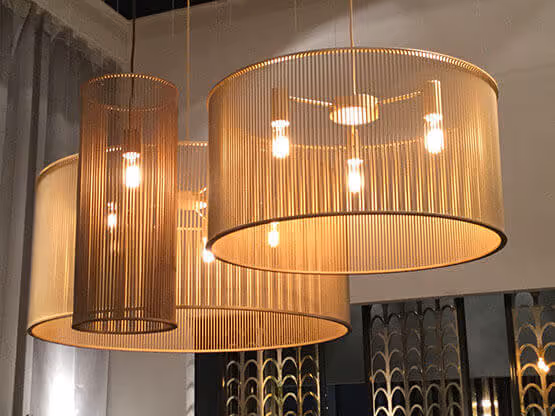 Lámparas colgantes MOLTENI-VERNICI con acabados especiales en diseño cilíndrico