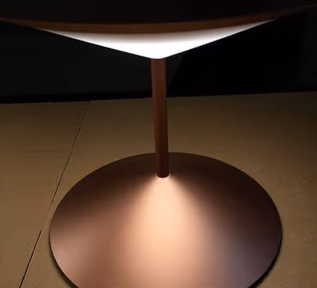Mesa MOLTENI-VERNICI con acabados especial, diseño minimalista y elegante iluminación