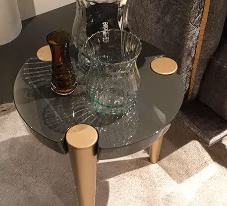 Mesa elegante con jarrón de cristal MOLTENI-VERNICI, acabados especial de diseño