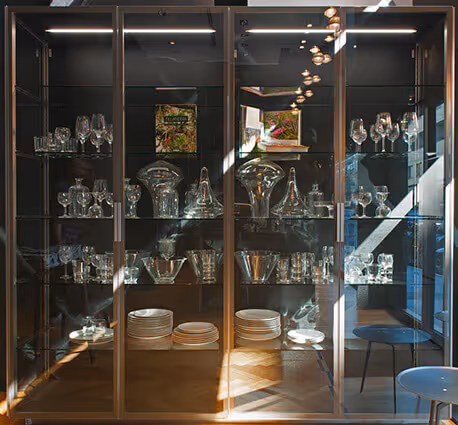 Vitrina elegante con cristalería y acabados especiales MOLTENI-VERNICI