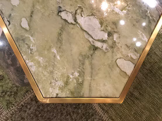 MOLTENI-VERNICI acabados especial: superficie de mármol verde con marco dorado