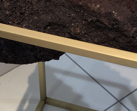 Peintures spéciales MOLTENI-VERNICI sur fond sombre et surface géométrique