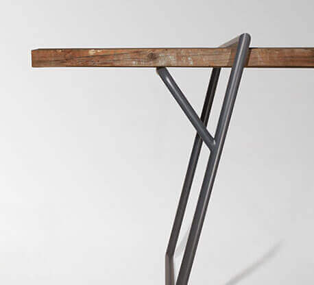 MOLTENI-VERNICI Speziallacke: Minimalistischer Tisch mit elegantem Metallbein