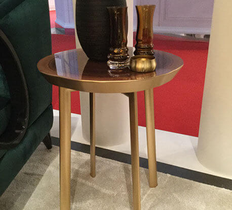 Table dorée MOLTENI-VERNICI avec vases spéciaux, reflets de peintures élégantes