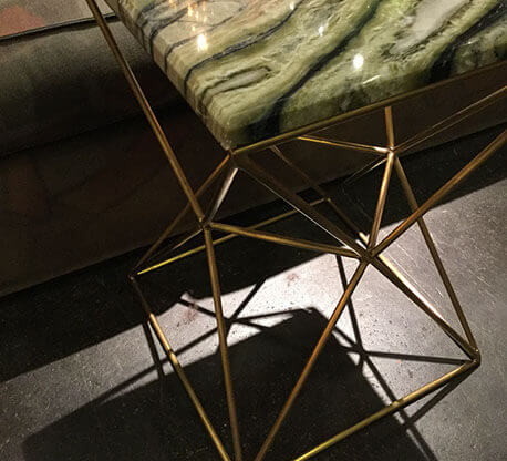 Peintures spéciales MOLTENI-VERNICI sur tabouret géométrique en marbre et métal