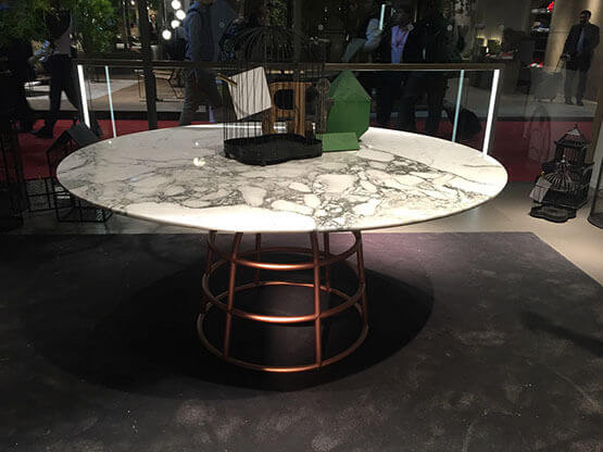 MOLTENI-VERNICI Marmortisch mit elegantem Metallgestell, "Speziallacke" Design