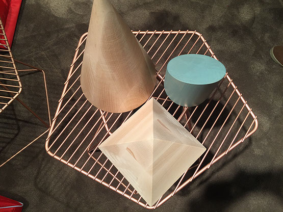 Formes géométriques élégantes sur grille cuivrée, peintures spéciales MOLTENI-VERNICI