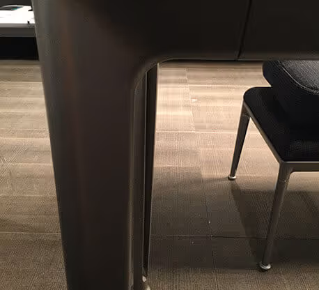 Detalle de mobiliario con acabados especiales MOLTENI-VERNICI en tonos neutros