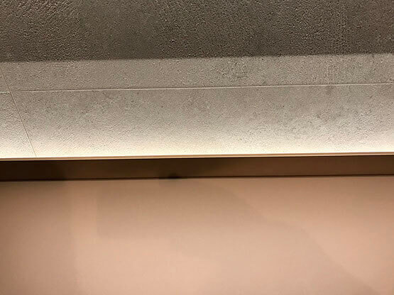 Peintures spéciales MOLTENI-VERNICI sur mur texturé neutre élégant