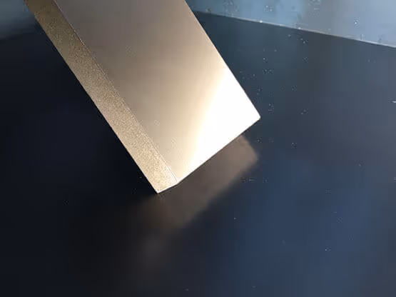 Acabados especial MOLTENI-VERNICI con superficie metálica dorada y reflejo