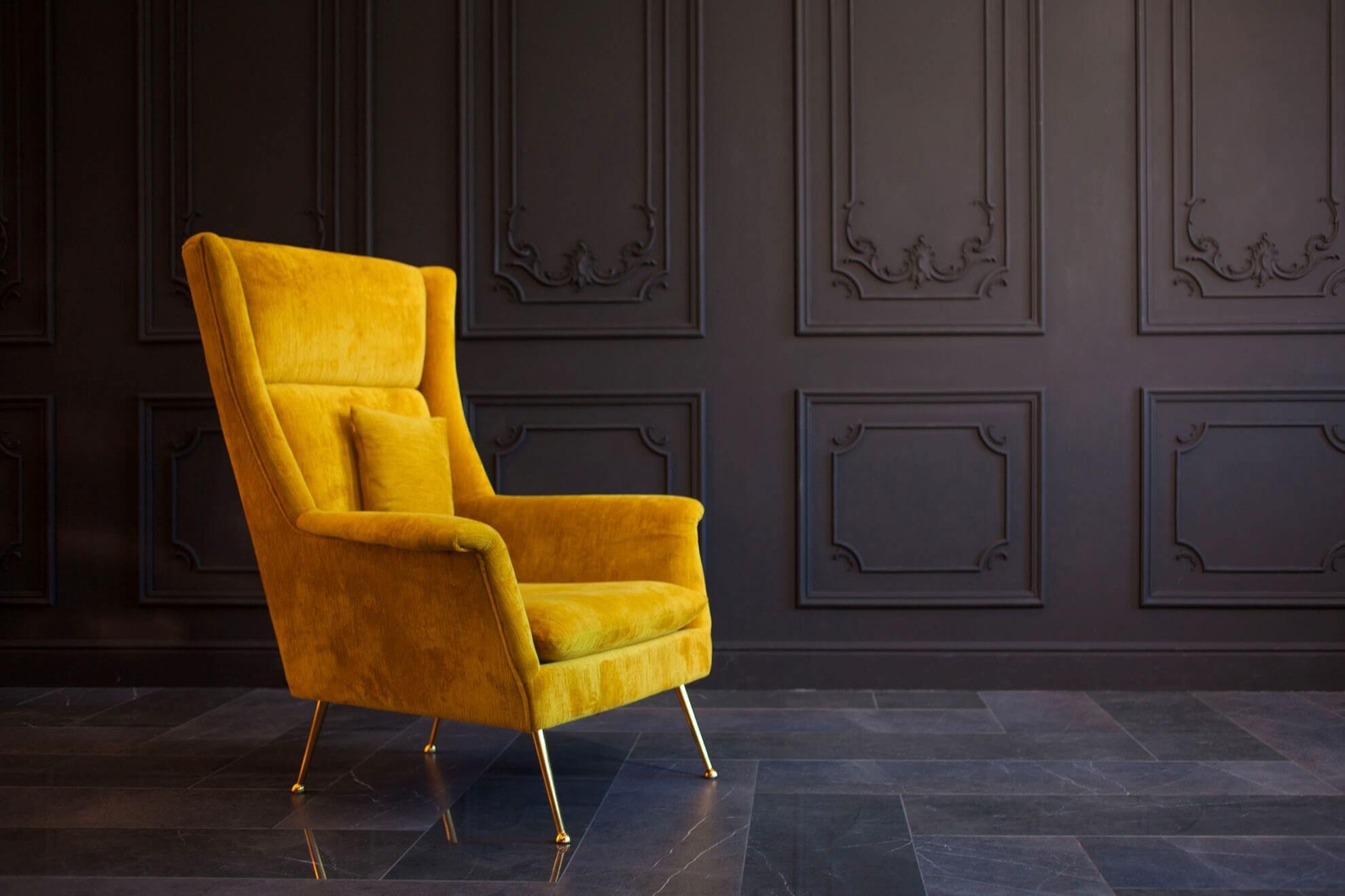 Fauteuil jaune moutarde MOLTENI-VERNICI sur vernis transparent élégant