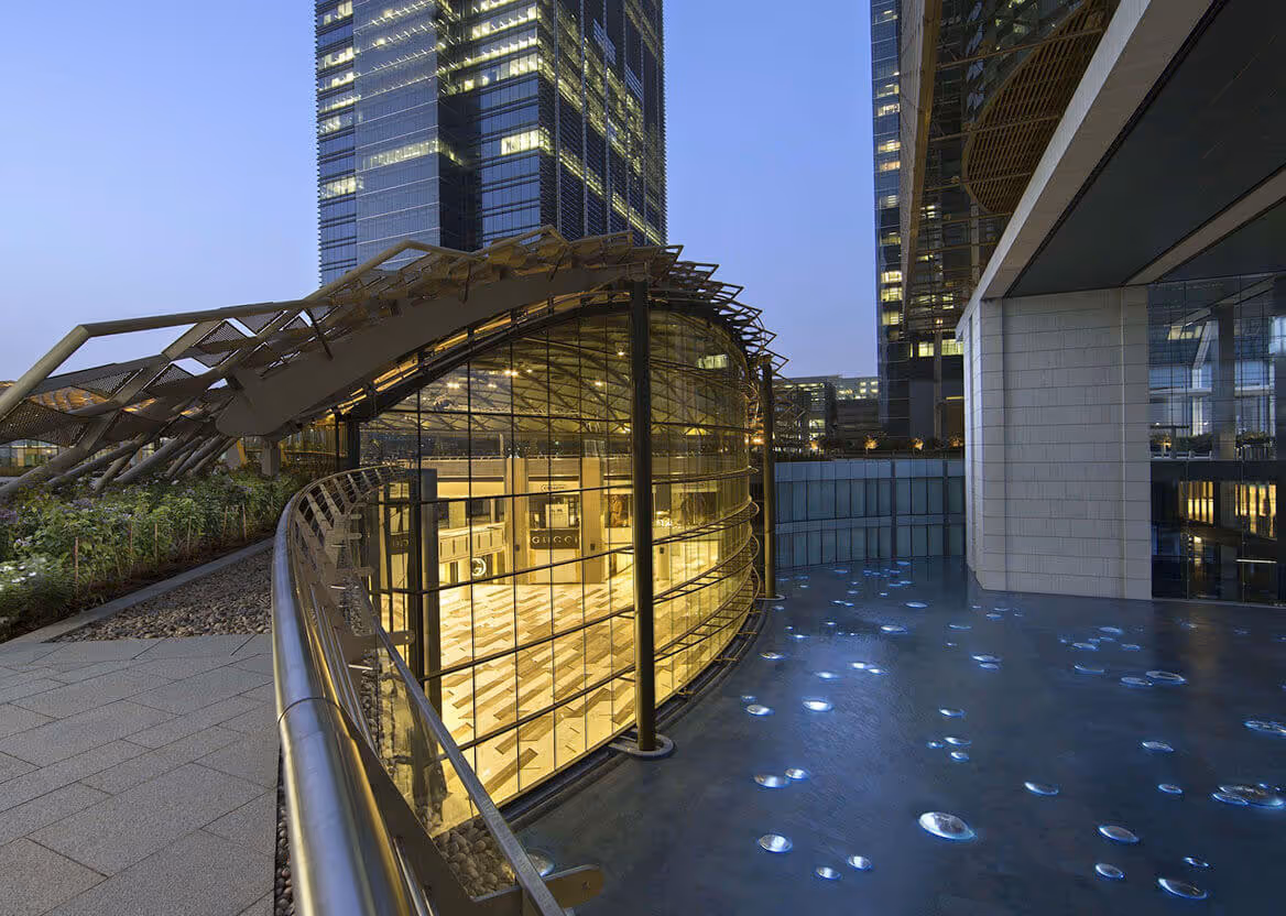 Bâtiment Gucci illuminé, architecture moderne MOLTENI-VERNICI, peintures spéciales.