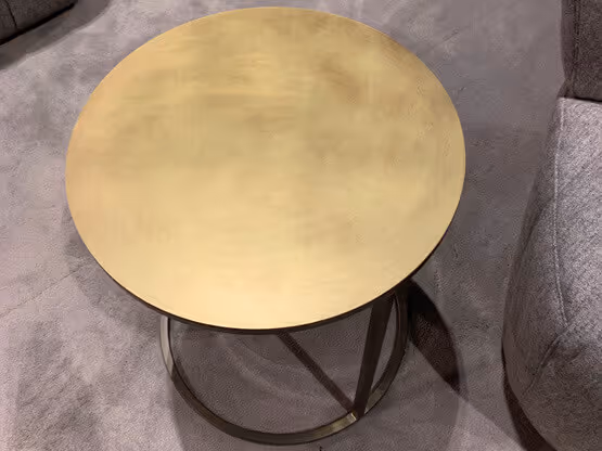 Mesa auxiliar dorada con acabados especiales MOLTENI-VERNICI sobre base metálica