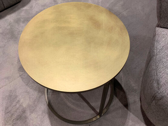 Table dorée MOLTENI-VERNICI avec peintures spéciales, design moderne élégant