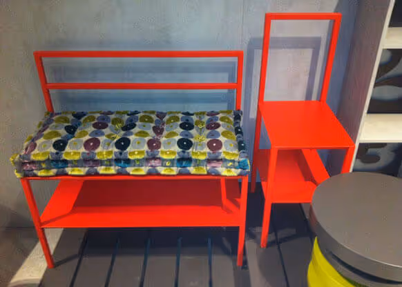 Banco rojo MOLTENI-VERNICI con acabados especial y cojín colorido